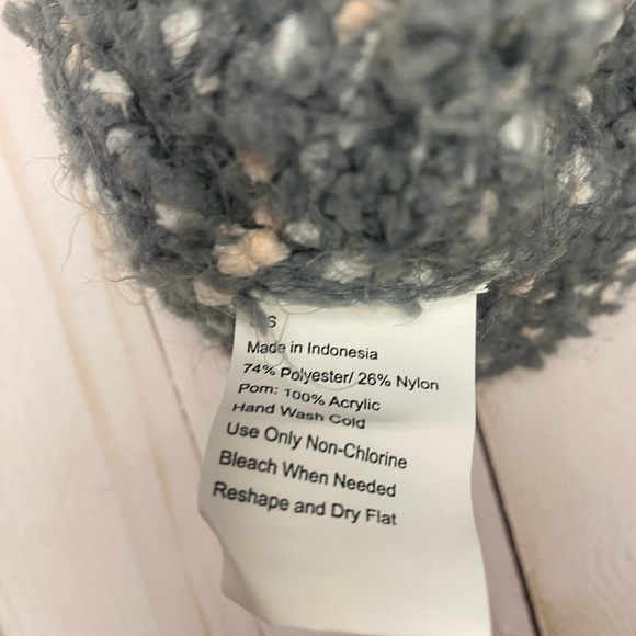 Cuddl Duds Speckled Gray Pom-Pom Beanie NWOT - Picture 3 of 3